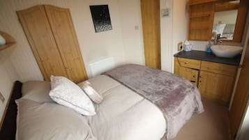 Classic Mobile Home, 3 Bedrooms | 1 bedroom, iron/ironing board, bed sheets