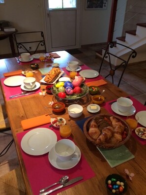 Ein Esstisch, gedeckt mit Frühstücksartikeln wie Eiern, Brot und Getränken.