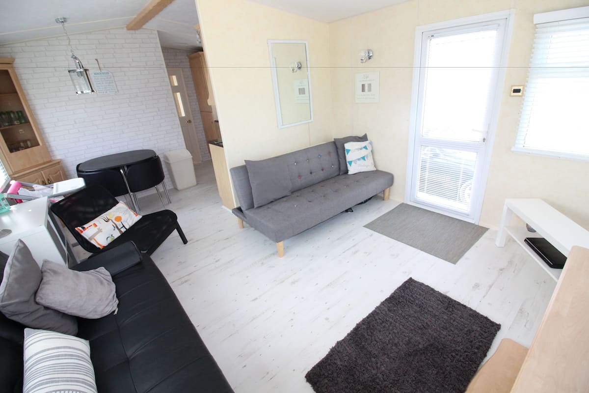 Mobile Comfort-Unterkunft, 2 Schlafzimmer, Meerblick | 1 Schlafzimmer, Bügeleisen/Bügelbrett