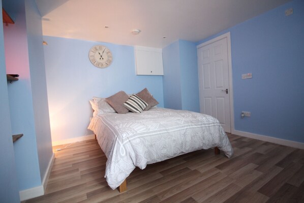 The Snug | Iron/ironing board, free WiFi