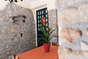 Departamento, baño privado, vista al patio | Cocina privada