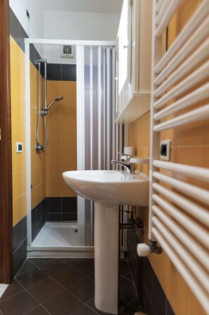 Departamento, baño privado, vista al patio | Baño