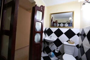 Doppel- oder Zweibettzimmer | Badezimmer | Dusche, kostenlose Toilettenartikel, Haartrockner, Handtücher