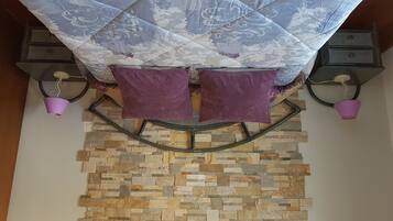 Purple Room | Free WiFi, bed sheets