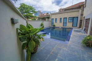 Outdoor pool, pool umbrellas, sun loungers - Greenpath Residence (Nairobi)
