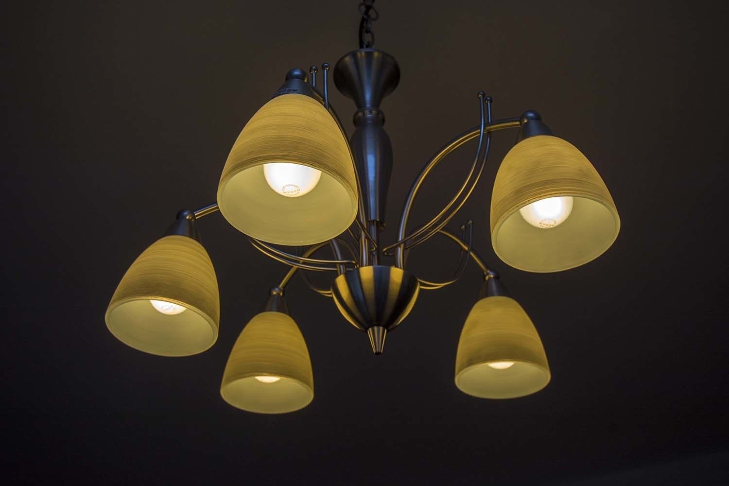 Un candelabro con cinco luces.