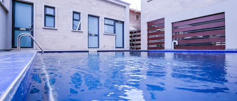 Piscina externa, guarda-sóis, espreguiçadeiras
