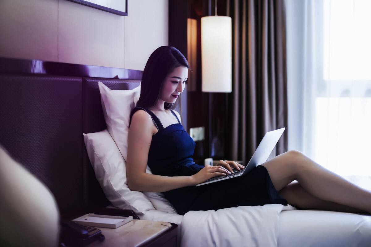 Deluxe Room, 2 Single Beds, Executive Level | Minibar, in-room safe, desk, iron/ironing board