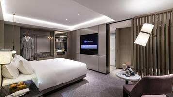 Minibar, caja de seguridad en la habitación y escritorio