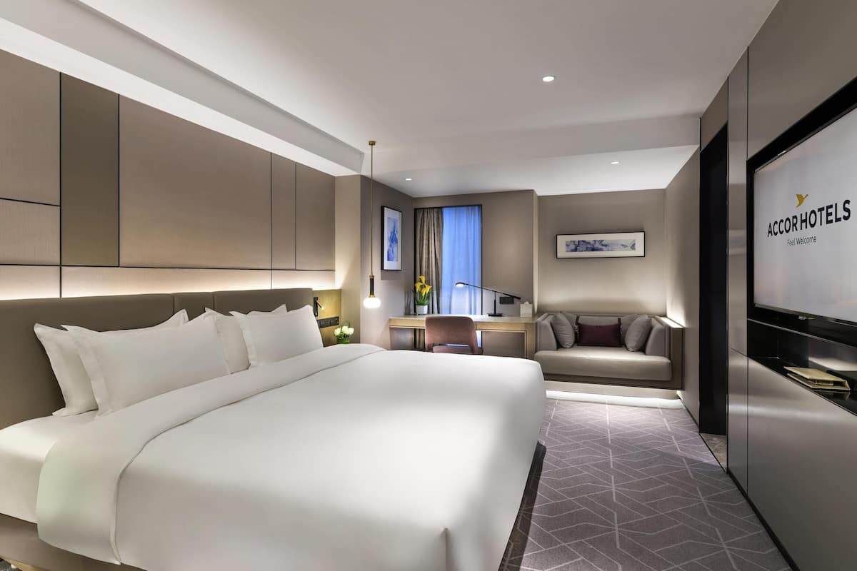 Deluxe Room, 1 King Bed | Minibar, in-room safe, desk, iron/ironing board