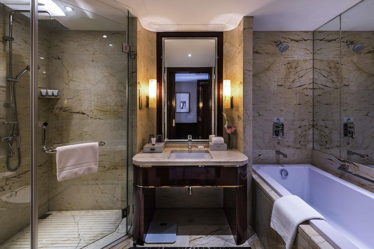 Minibar, caja de seguridad en la habitación y escritorio