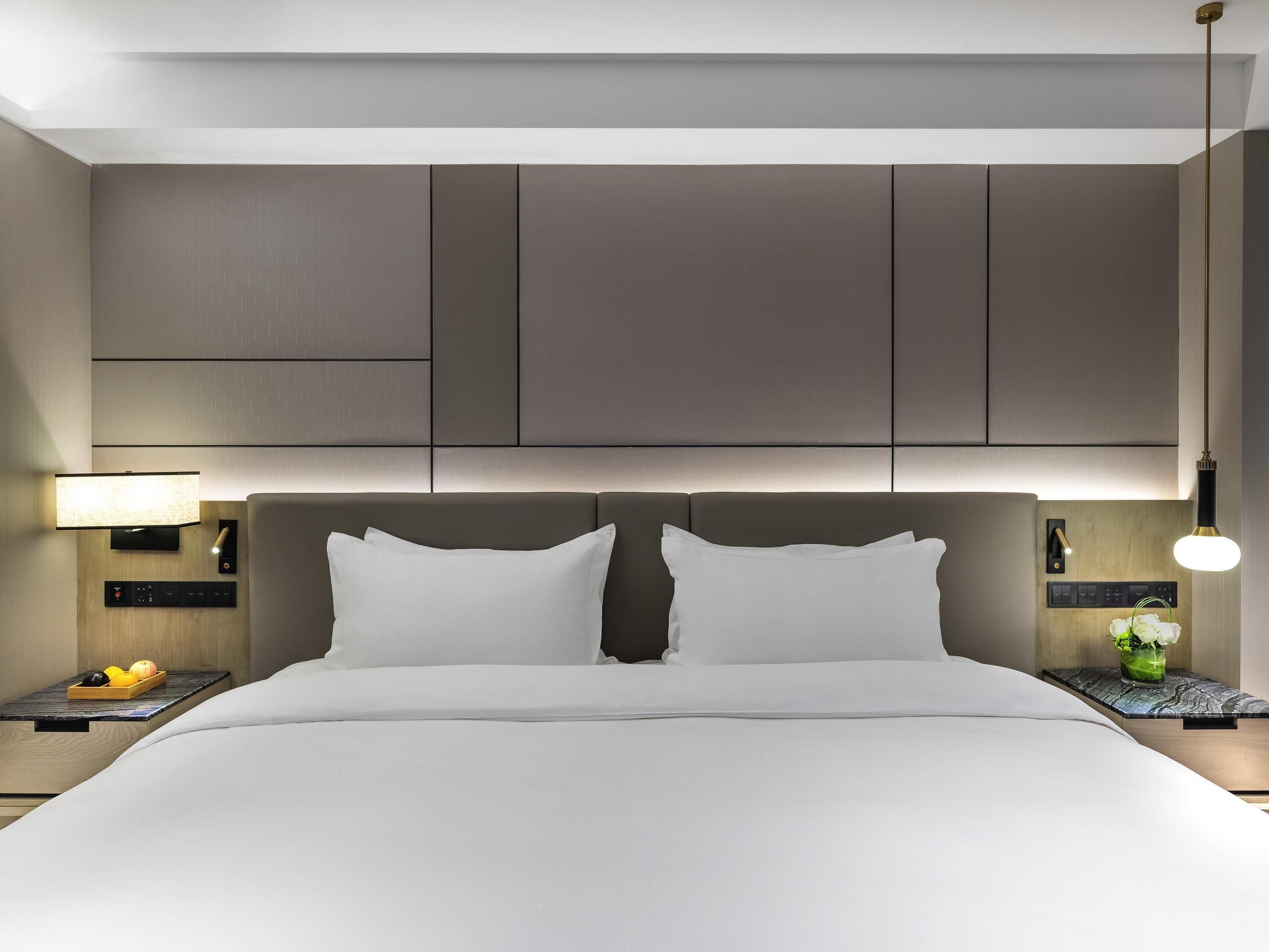 Habitación Deluxe, 1 cama de matrimonio grande | Minibar, caja fuerte, escritorio y tabla de planchar con plancha