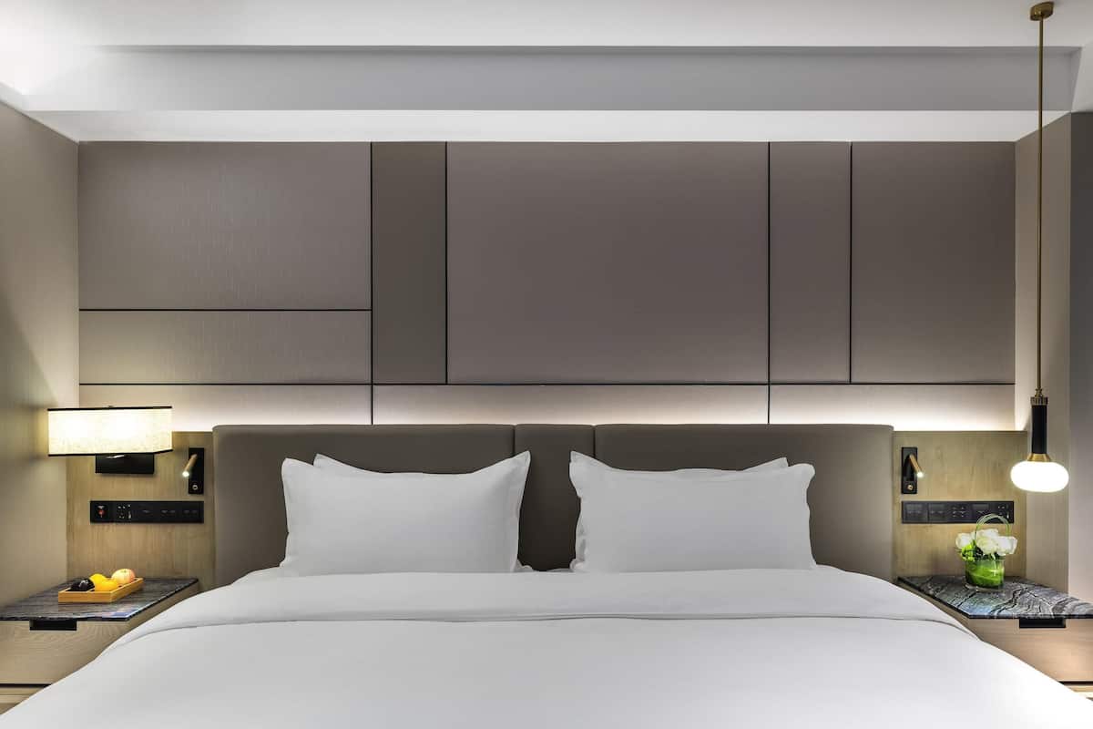 Habitación Deluxe, 1 cama de matrimonio grande | Minibar, caja fuerte, escritorio y tabla de planchar con plancha