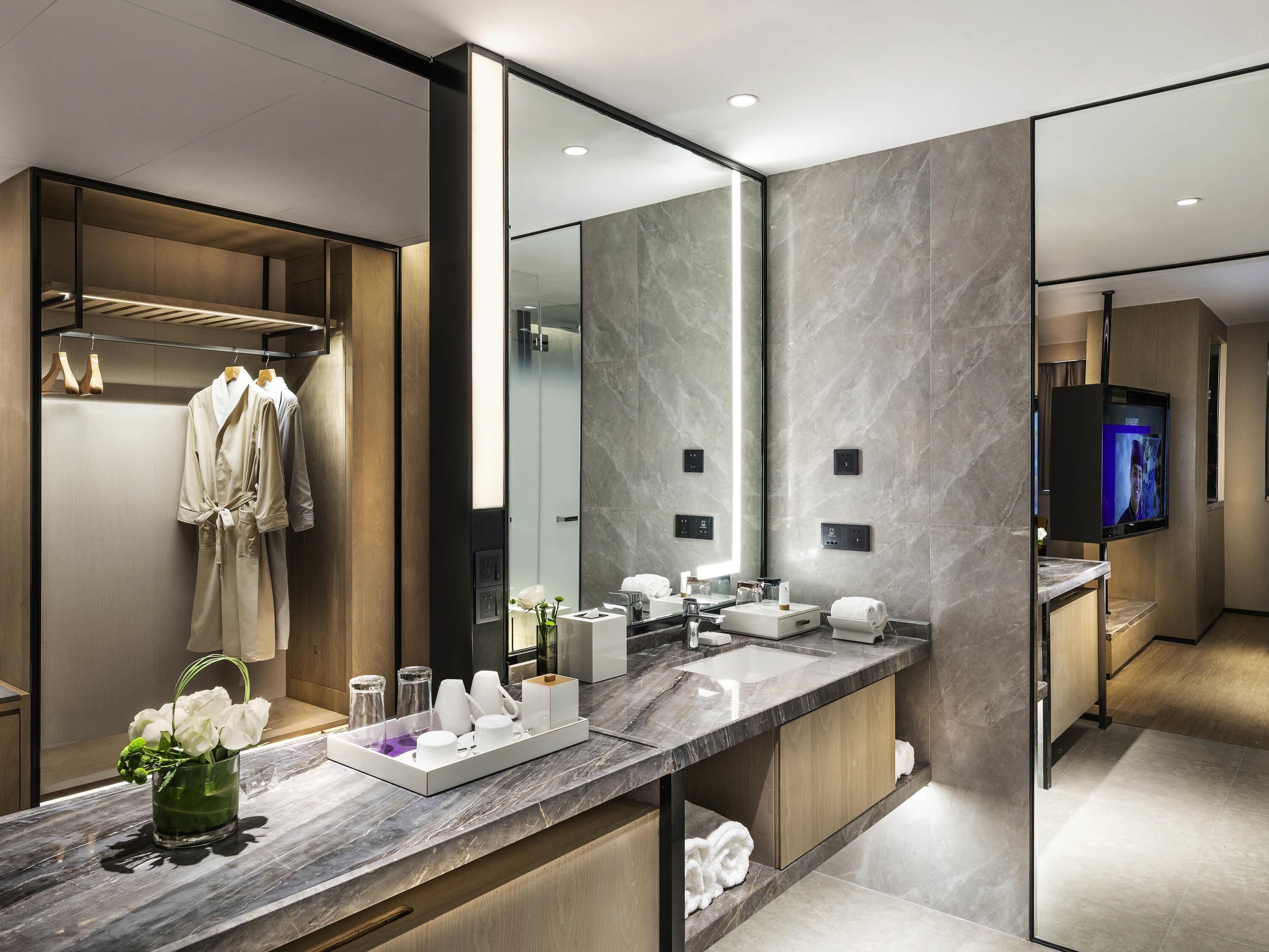 Deluxe Suite, 1 King Bed | Minibar, in-room safe, desk, iron/ironing board