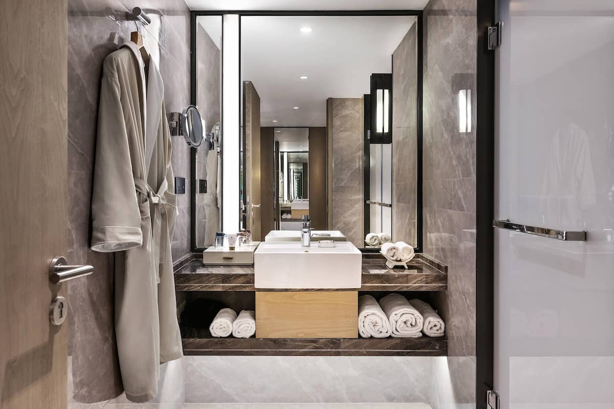 Minibar, caja de seguridad en la habitación y escritorio