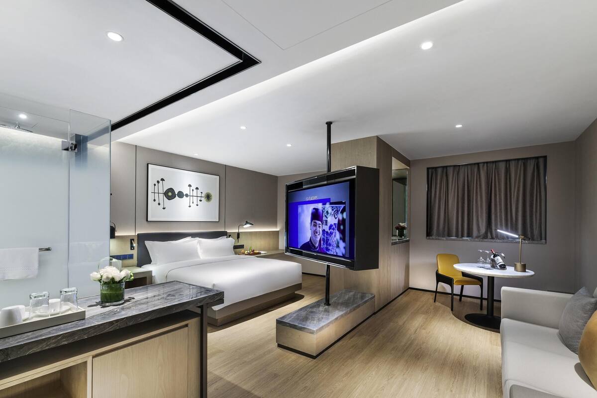 Deluxe suite, 1 kingsize bed | Een minibar, een kluis op de kamer, een bureau
