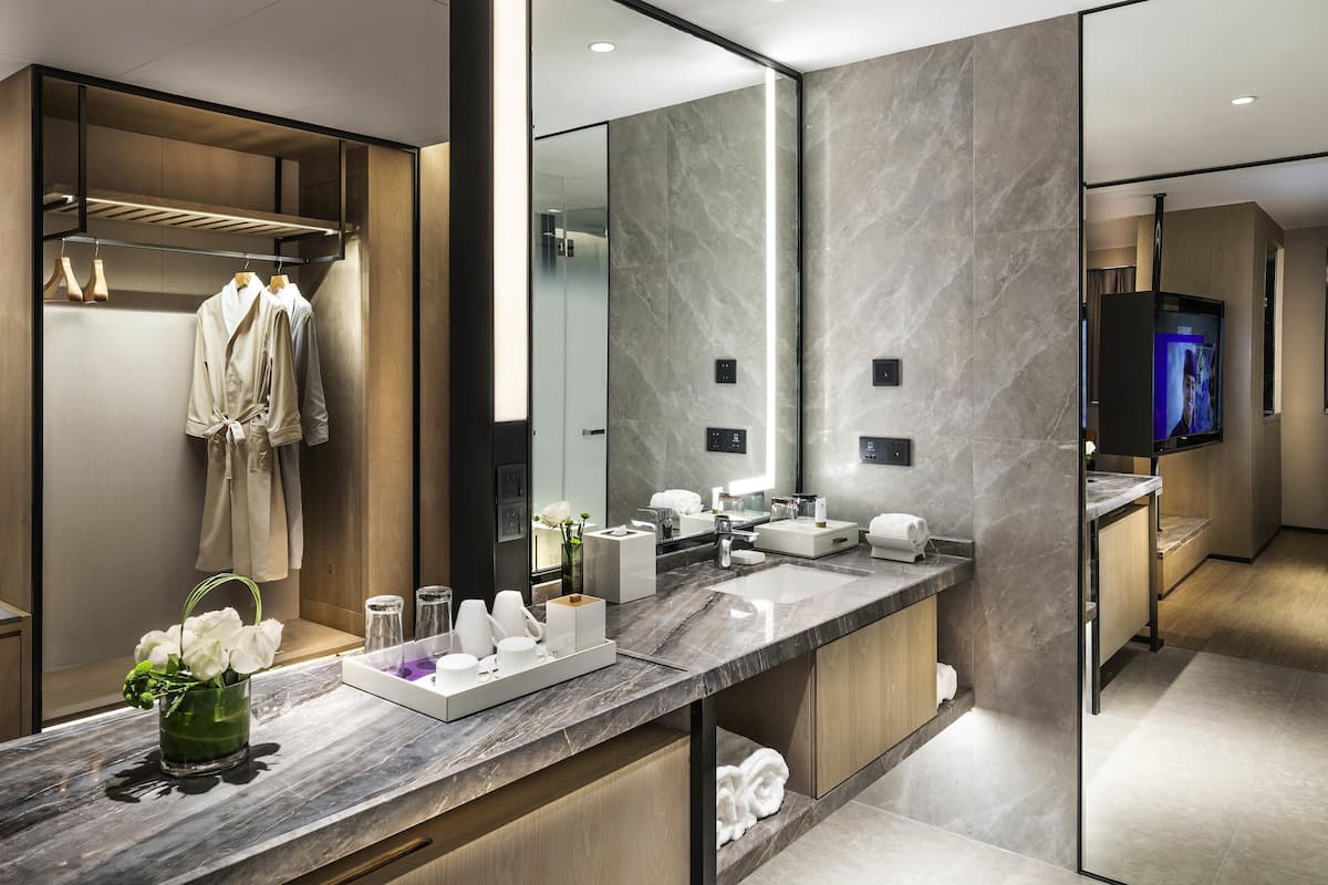 Minibar, caja de seguridad en la habitación y escritorio