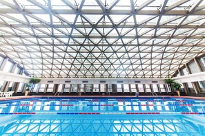 Una piscina cubierta