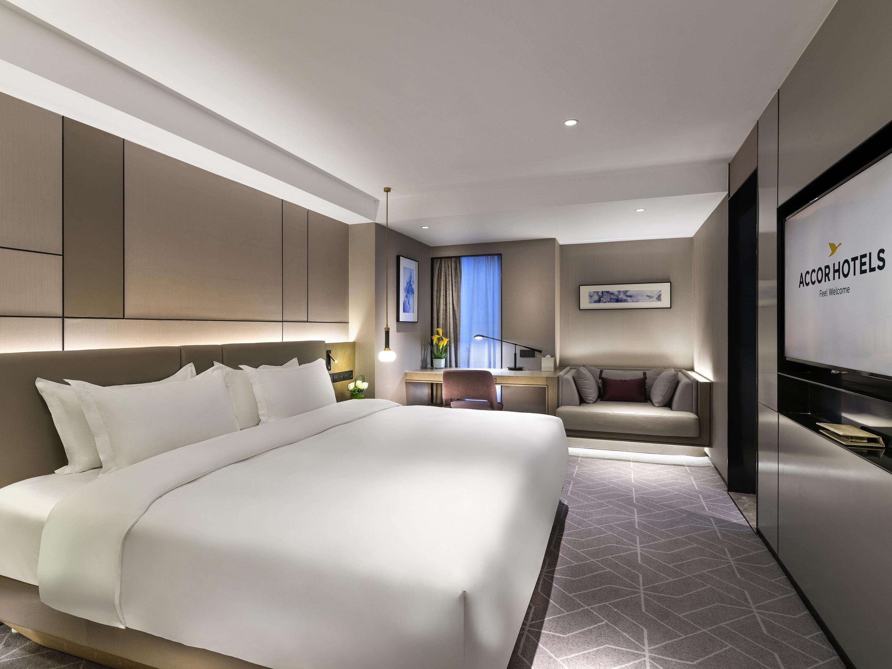 Habitación Deluxe, 1 cama de matrimonio grande | Minibar, caja fuerte, escritorio y tabla de planchar con plancha