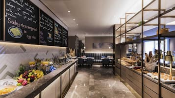 2 restaurantes; se sirve desayuno, almuerzo y cena; cocina china