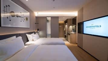 Room, 1 King Bed (Hollywood) | Minibar, in-room safe, desk, iron/ironing board