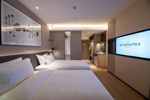 Minibar, caja de seguridad en la habitación y escritorio 