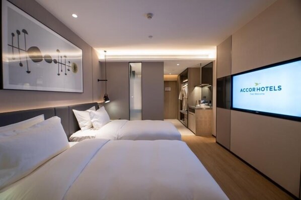 Room, 1 King Bed (Hollywood) | Minibar, in-room safe, desk, iron/ironing board