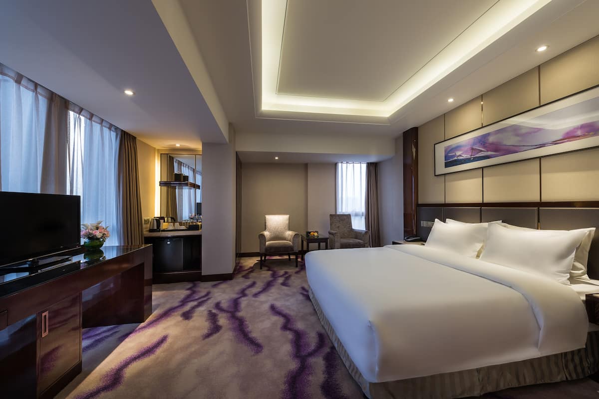 Superior Room, 1 King Bed | Minibar, in-room safe, desk, iron/ironing board