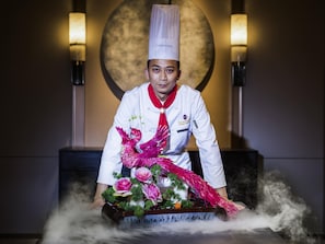 2 restaurants, breakfast, lunch, dinner served; Chinese cuisine 