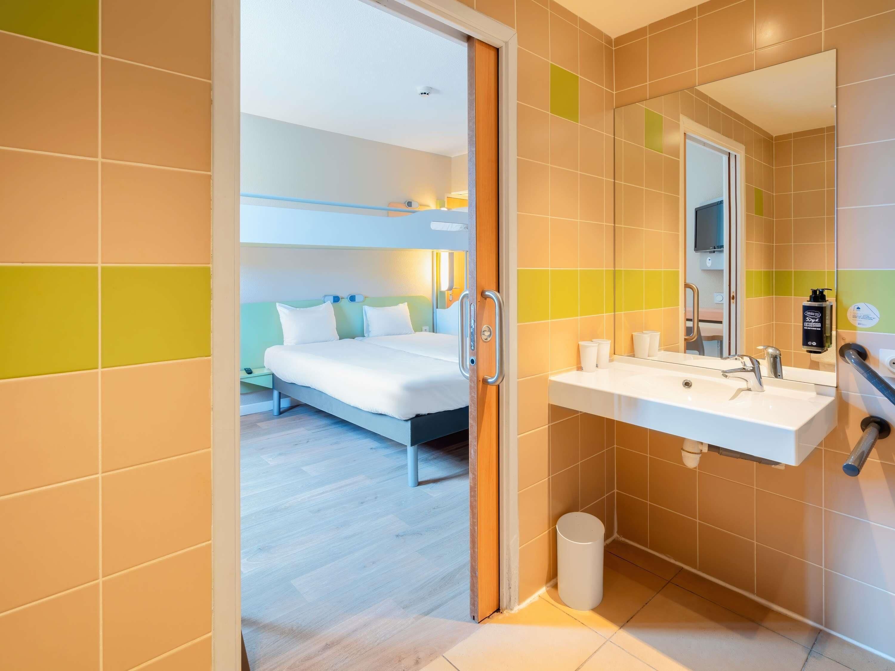 desk, blackout curtains, soundproofing, free wifi