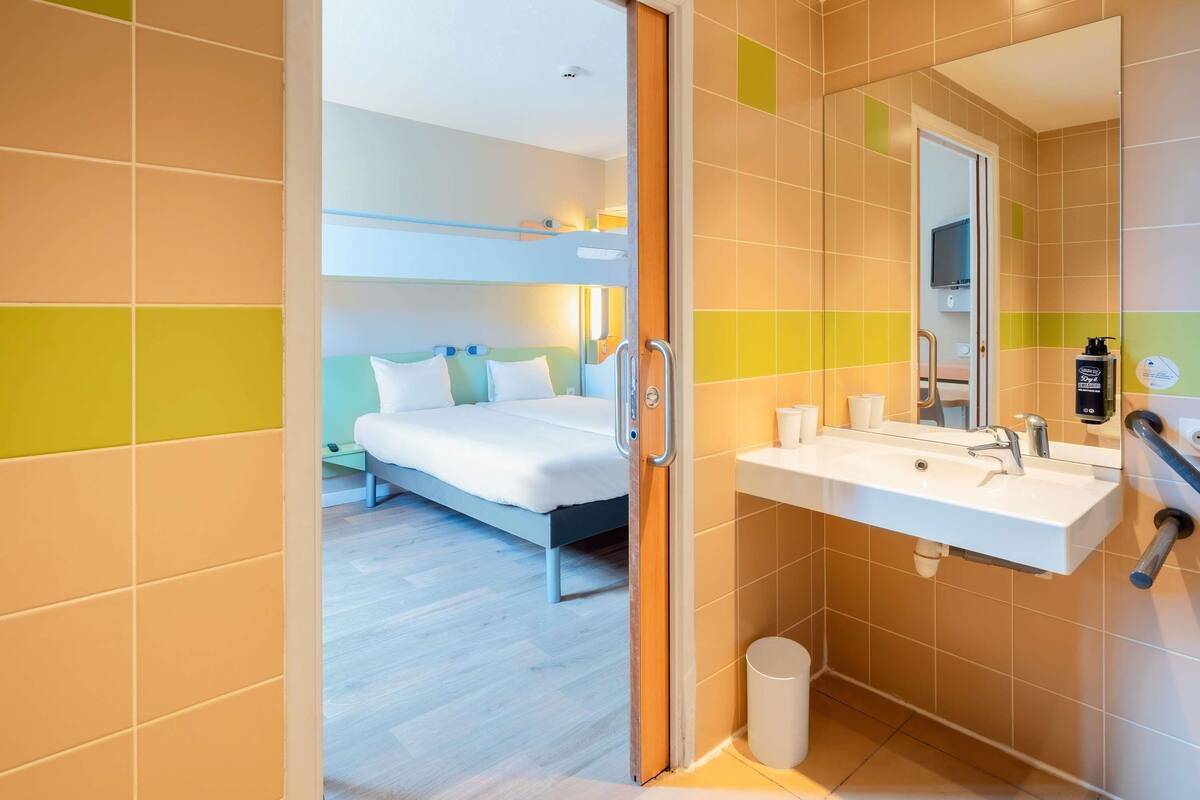 desk, blackout curtains, soundproofing, free wifi