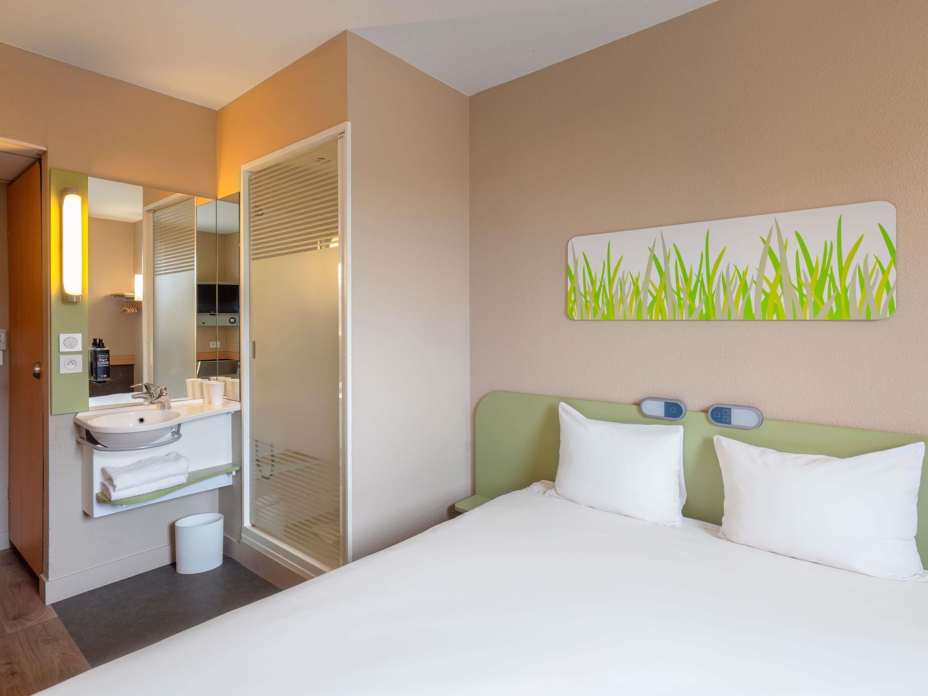 double room | desk, blackout curtains, soundproofing, free wifi