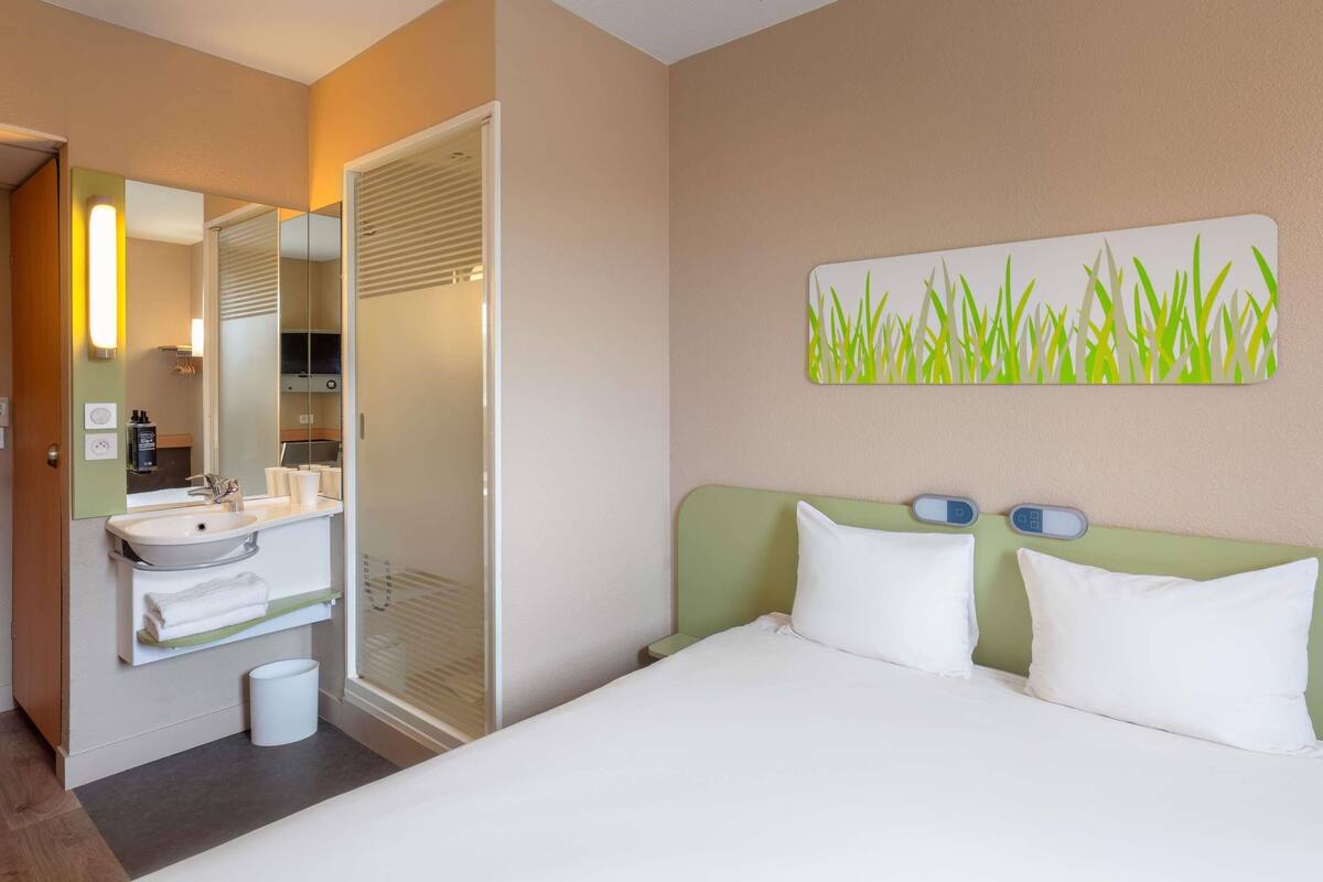 double room | desk, blackout curtains, soundproofing, free wifi