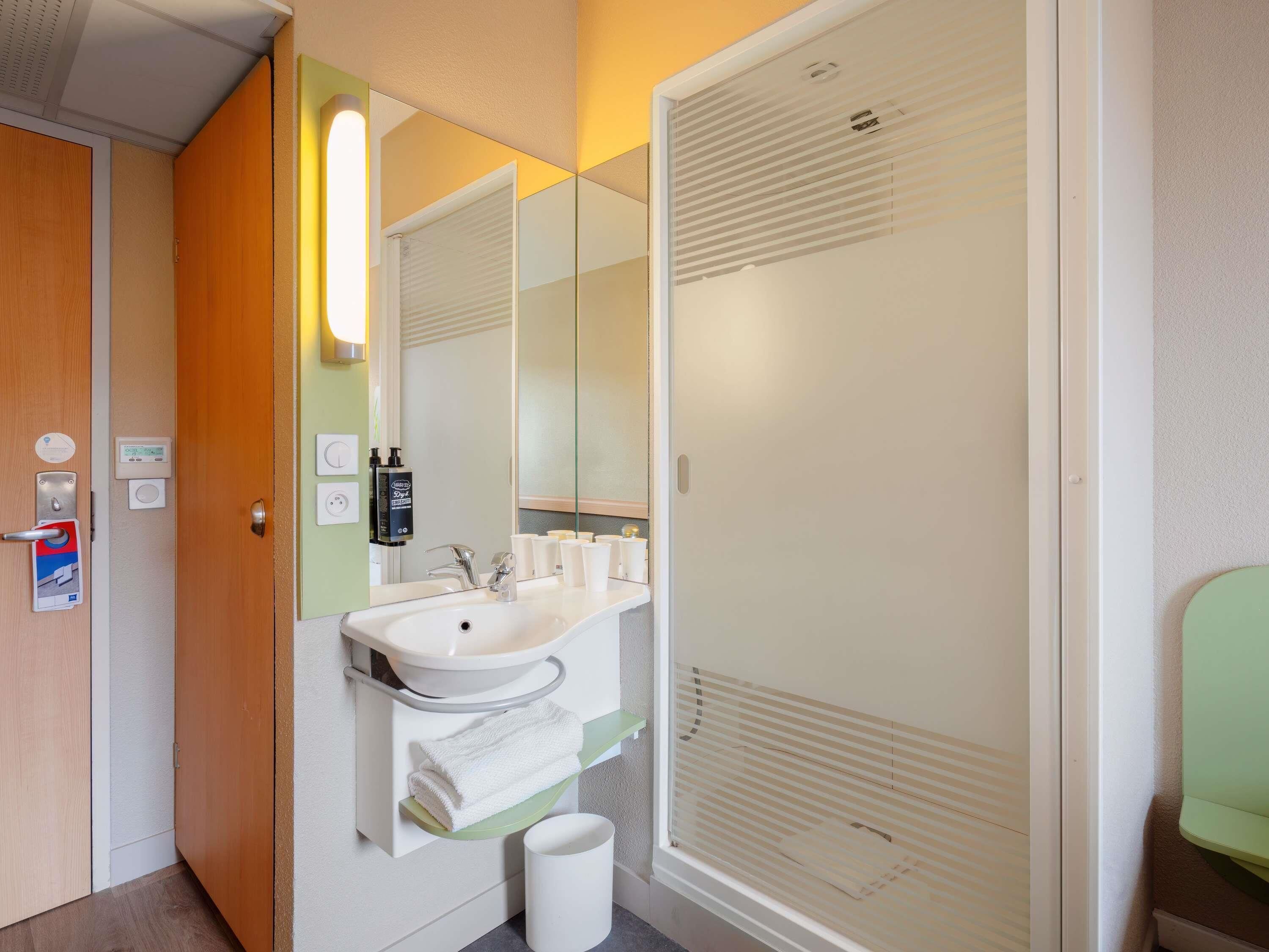 double room | desk, blackout curtains, soundproofing, free wifi