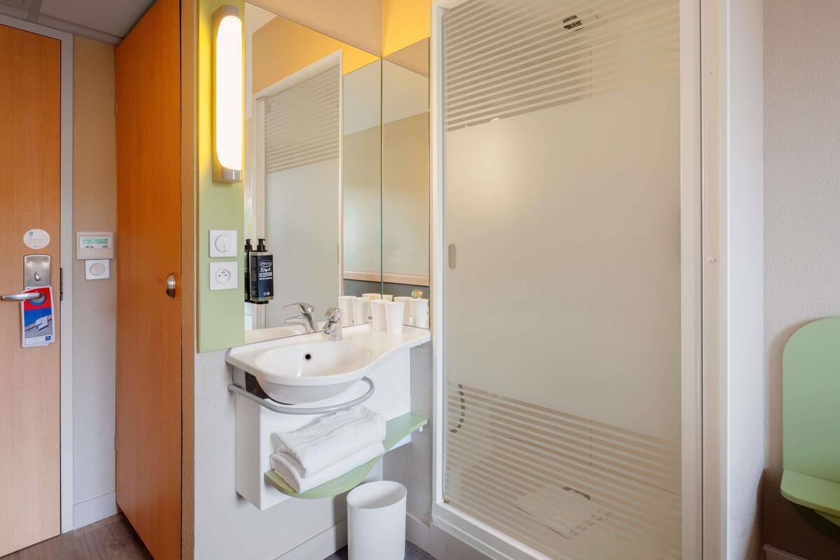 double room | desk, blackout curtains, soundproofing, free wifi