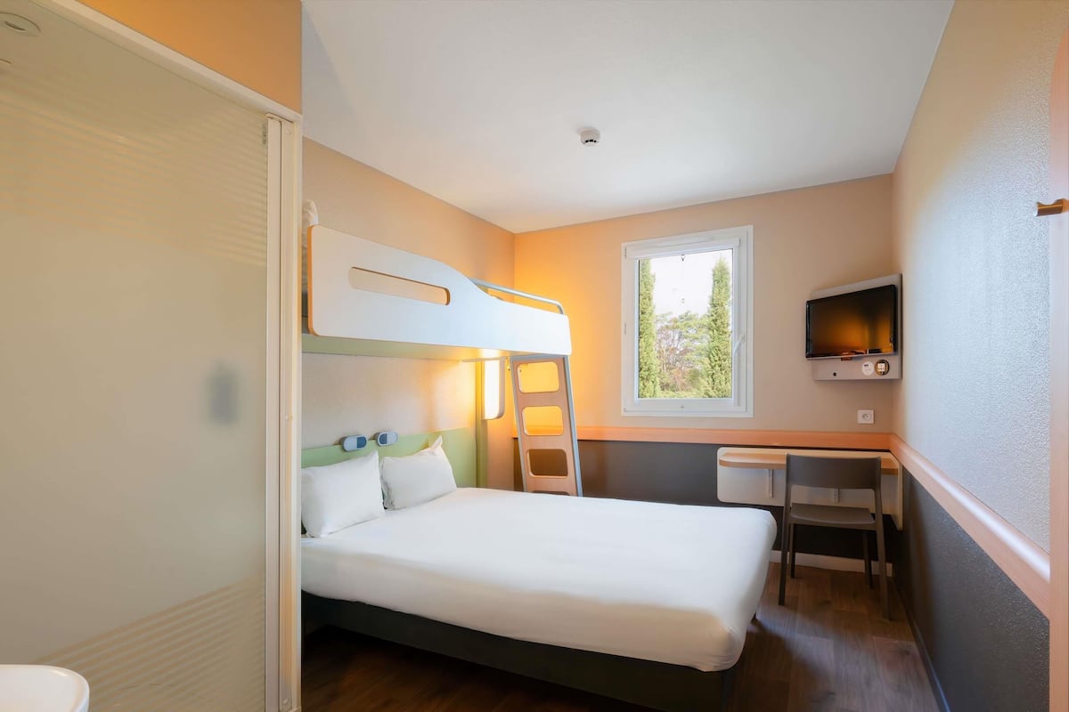Chambre Triple, plusieurs lits | Bureau, rideaux occultants, chambres insonorisées, Wi-Fi gratuit
