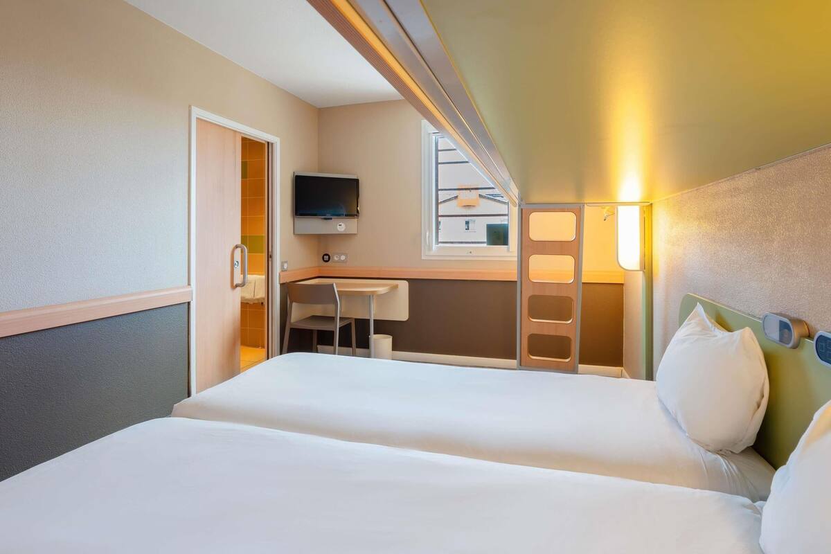 desk, blackout curtains, soundproofing, free wifi