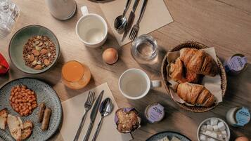 Frokostbuffé hver dag (mot et tillegg)