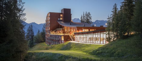 Vista frontal de la propiedad por la tarde o noche