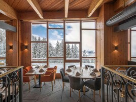 供应早餐和晚餐，法国菜