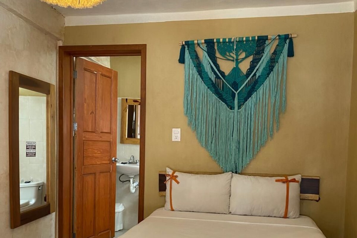 Habitación, 1 cama matrimonial, para no fumadores, aire acondicionado | Escritorio, wifi gratis y ropa de cama 