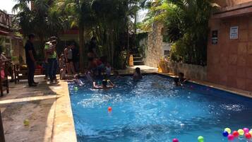 Hồ bơi ngoài trời