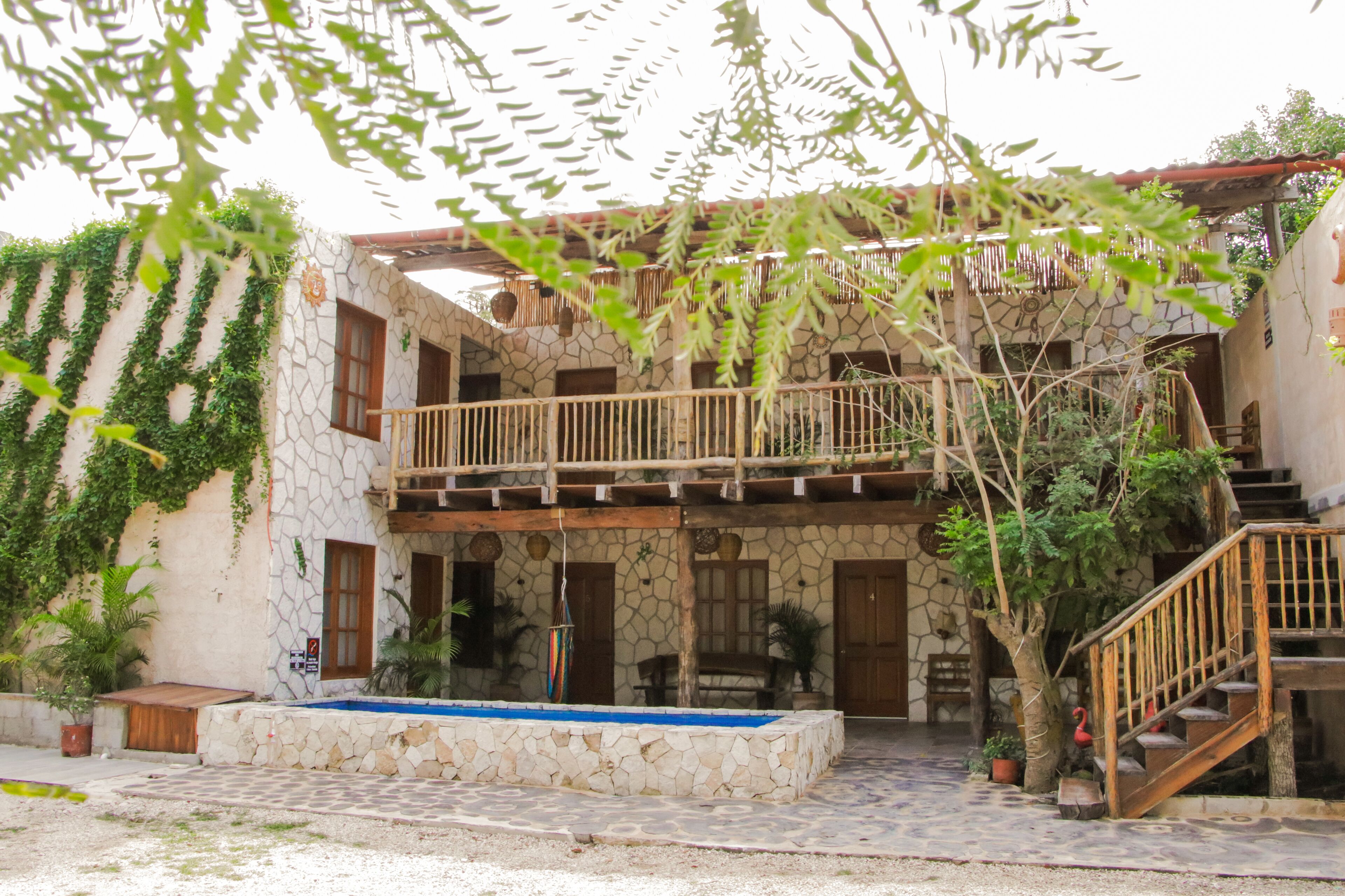 Vista frontal de la propiedad