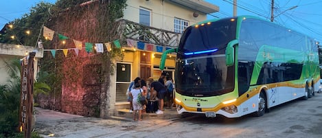 Un autobús estacionado en una parada de autobús, con pasajeros abordando.