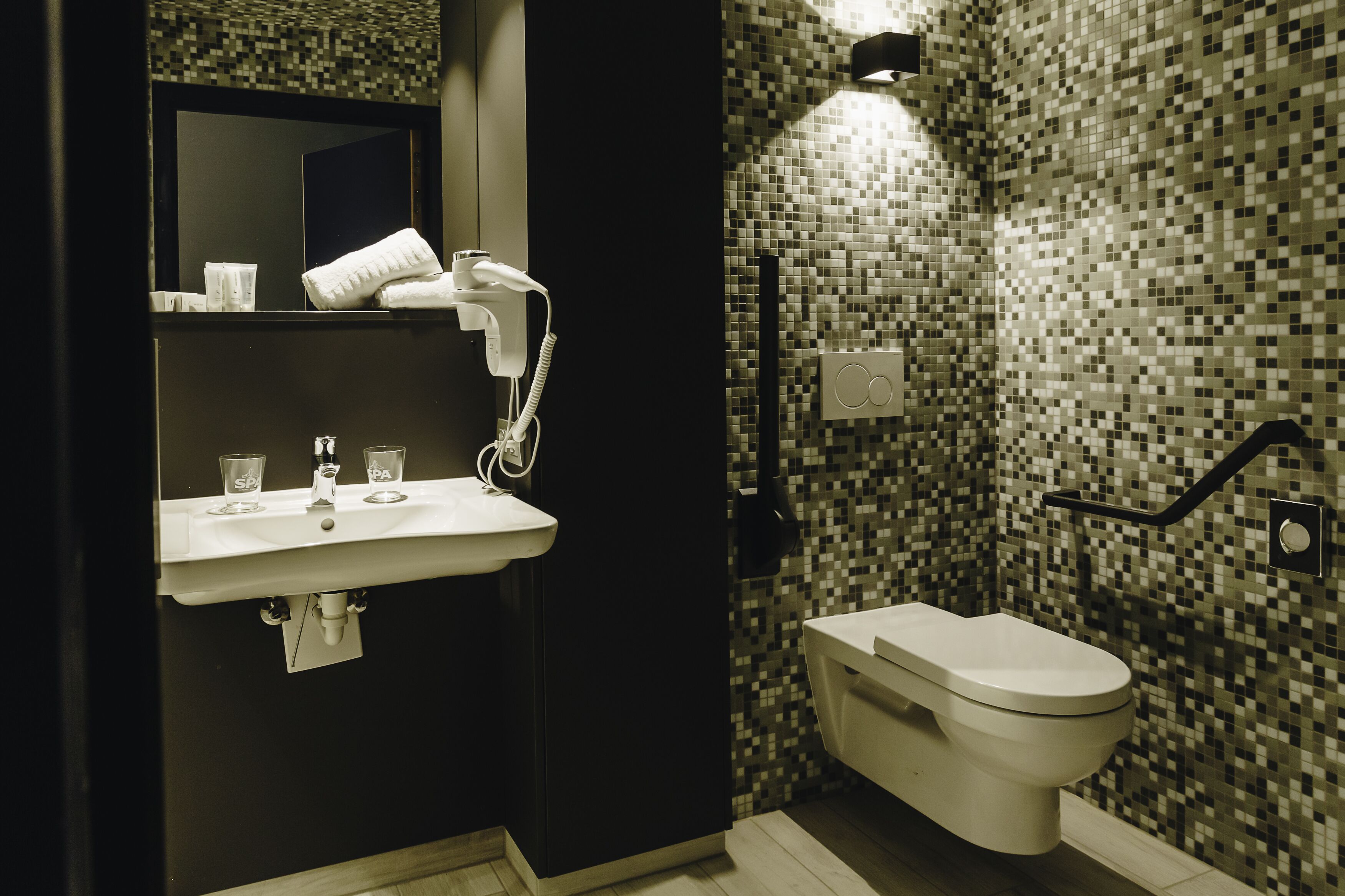 suite (hammam) | bathroom | shower, free toiletries, hair dryer, slippers