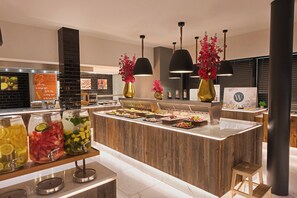 Buffet déjeuner servi tous les jours en supplément