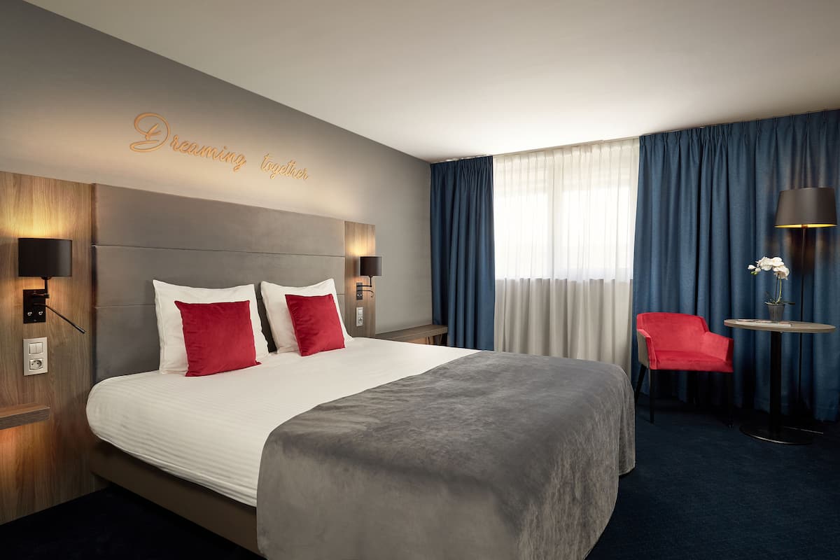 Minibar, blackout curtains, soundproofing, free WiFi