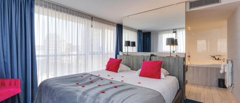 Honeymoon Suite, 1 Bedroom | Minibar, blackout drapes, soundproofing, free WiFi