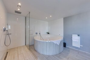 Honeymoon Suite, 1 Bedroom | Minibar, blackout drapes, soundproofing, free WiFi