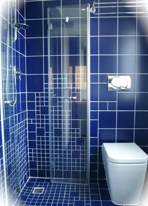 Basic-Doppelzimmer | Badezimmer | Dusche, Regendusche, kostenlose Toilettenartikel, Haartrockner